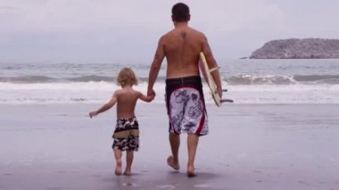 Baba ve oğul surfboard ile