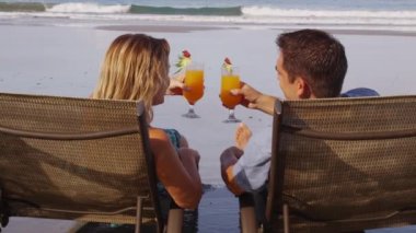 Tropik kokteyller ile Çift