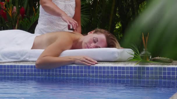 Traitement aux pierres chaudes au spa — Video