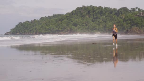 Woman running on beach — Stock Video