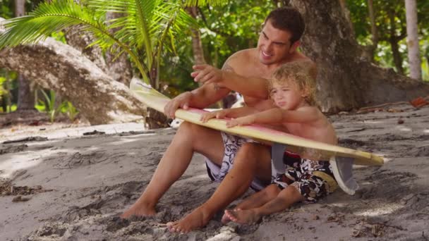 Père et fils avec planche de surf — Video