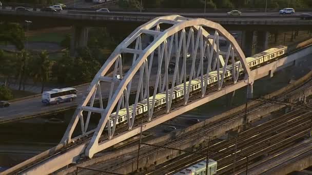 Tráfego ferroviário e automóvel — Vídeo de Stock