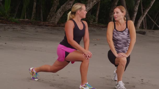 Dos mujeres estiramiento — Vídeo de stock