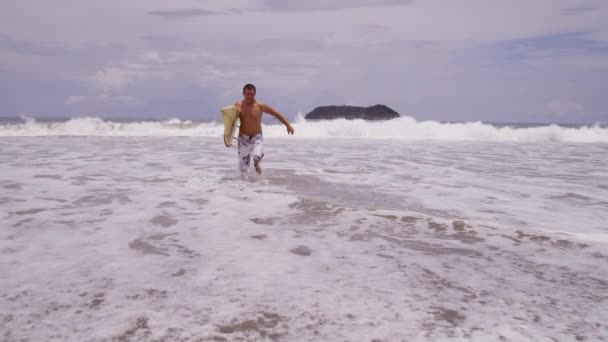 Surfista che corre sulla spiaggia — Video Stock