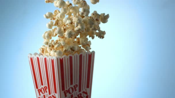 Popcorn auf blauem Hintergrund — Stockvideo