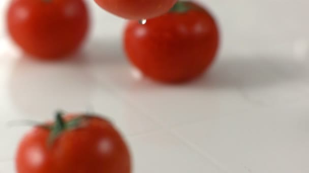 Salpicaduras de tomate sobre la superficie húmeda — Vídeo de stock