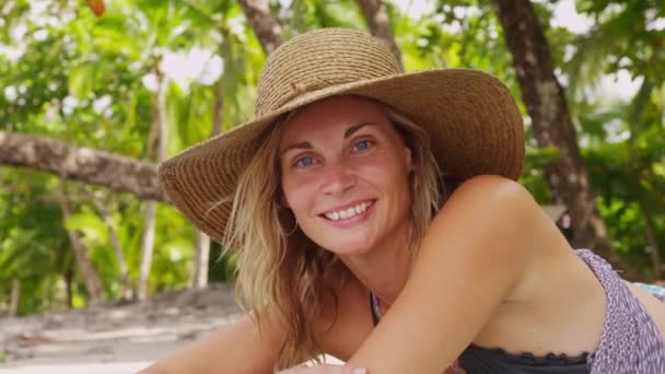 Mujer acostada en la playa tropical — Vídeo de stock