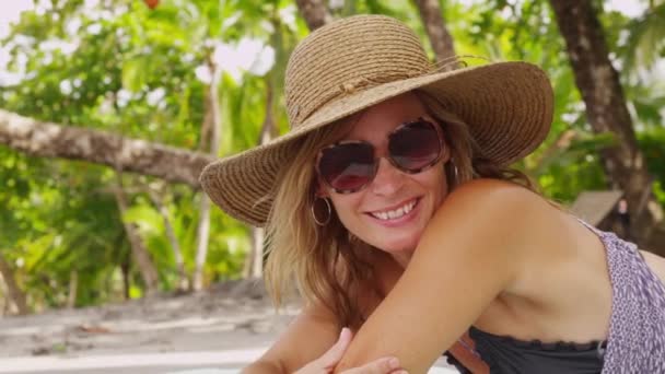 Женщина на тропическом пляже — стоковое видео