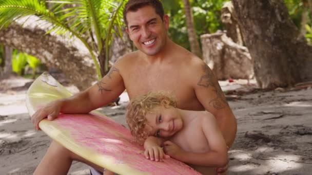 Father and son with surfboard — Stock Video