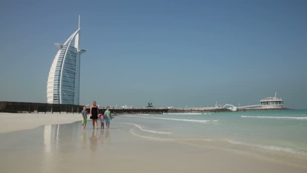 Moeder en kinderen op Jumeirah strand — Stockvideo
