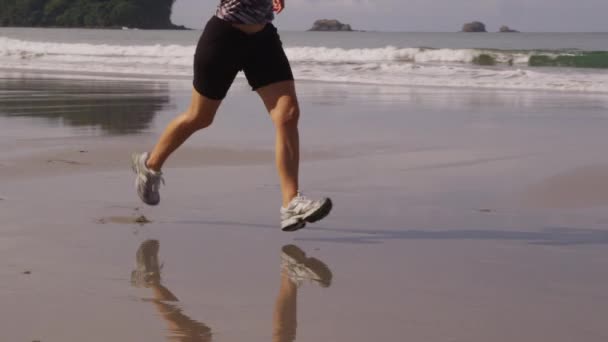 Γυναίκα τρέχει στην παραλία — Αρχείο Βίντεο