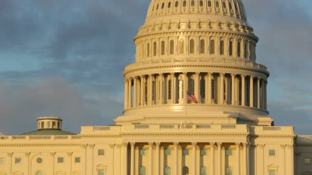 Σημαία κυματίζει στην Capitol Building — Αρχείο Βίντεο