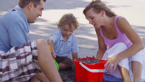 Família fazendo sandcastle — Vídeo de Stock