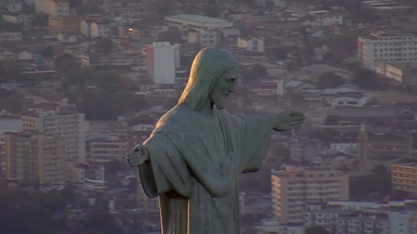 Estátua de Cristo Redentor ao pôr-do-sol — Vídeo de Stock