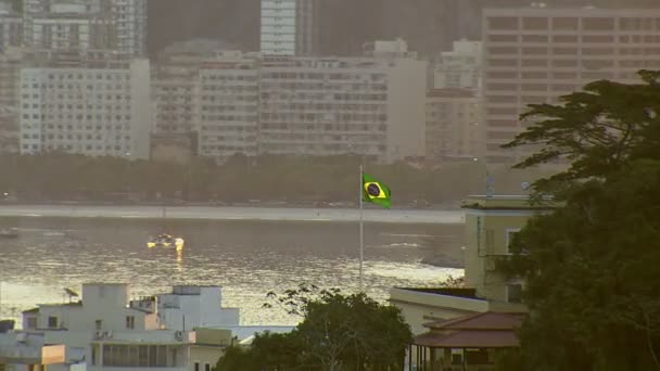 Bandera brasileña ondeando a la luz del sol — Vídeos de Stock