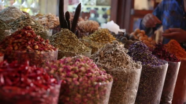 Propietario de tienda en el mercado de especias — Vídeos de Stock