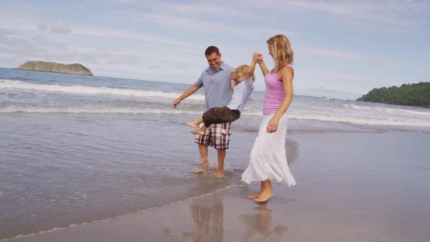 Parents balançant jeune fils — Video