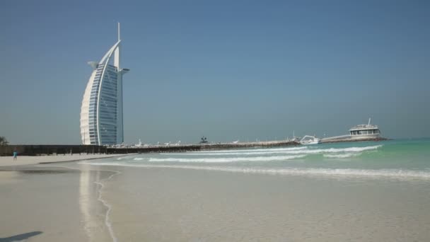 Matka i dzieci w Jumeirah beach — Wideo stockowe