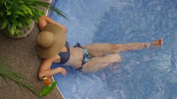 Vrouw in hot tub — Stockvideo