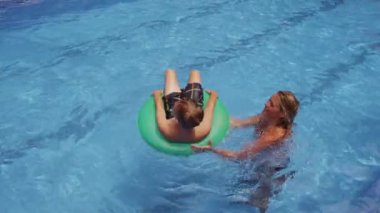 Anne ve oğlu Havuzu