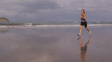 Kumsalda koşan kadın