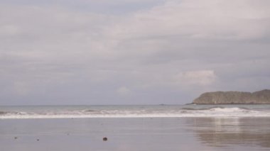 Plajda çalışan kadın