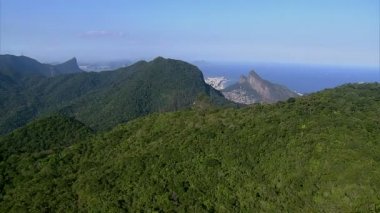 Dağ başında üzerinde uçan