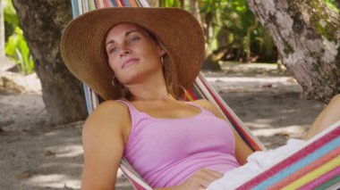 hamakta oturan kadın