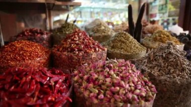 Baharat pazarında ekranda