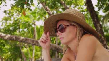 kadın tropikal plaj