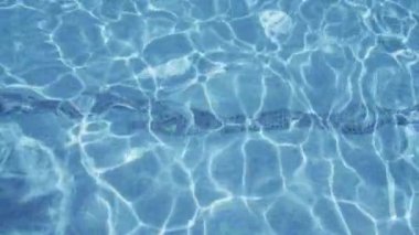 Çocuk havuzunda şnorkel