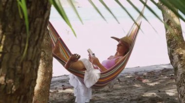 Kadın kitap okuyor.