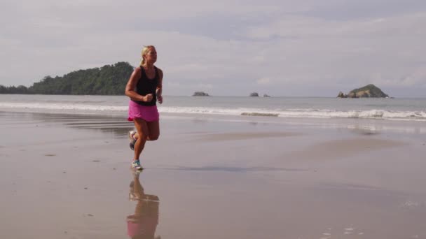 Γυναίκα τρέχει στην παραλία — Αρχείο Βίντεο