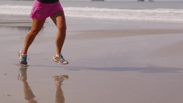 Женщина бежит по пляжу — стоковое видео