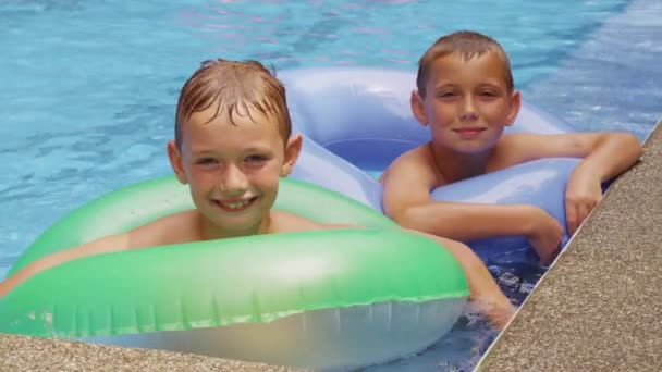 Two boys in pool — Stock Video