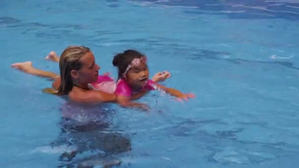 Mother teaching daughter — Stock Video