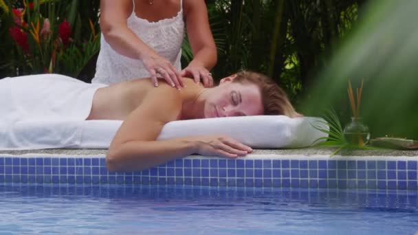 Mulher recebendo de volta massagem — Vídeo de Stock