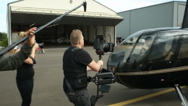 El hombre se sube al helicóptero — Vídeos de Stock