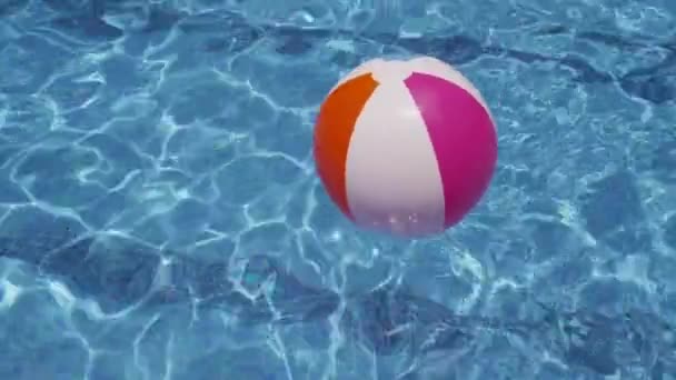 Bola de praia na piscina — Vídeo de Stock