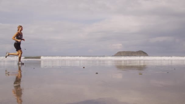 Mulheres correndo na praia — Vídeo de Stock