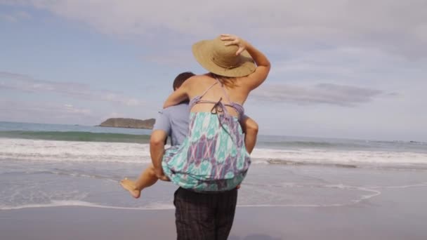 Figlarny para na plaży — Wideo stockowe