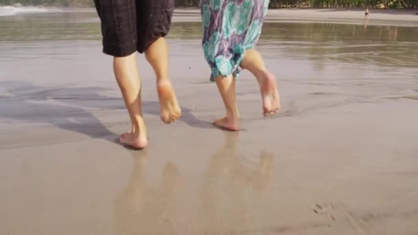 Para biegająca po plaży — Wideo stockowe