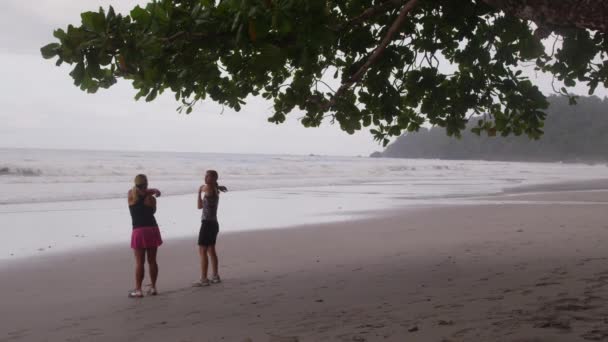 Duas mulheres se alongando — Vídeo de Stock