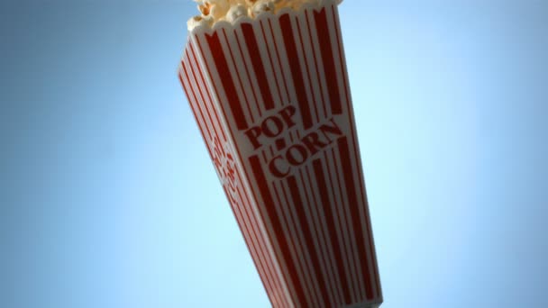 Popcorn su sfondo blu — Video Stock