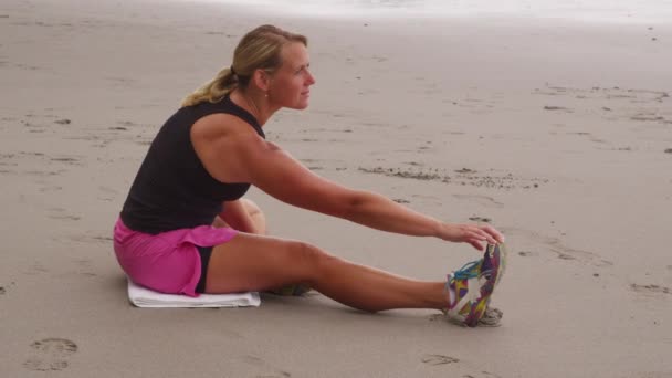 Γυναίκα προετοιμασία για τρέξιμο — Αρχείο Βίντεο