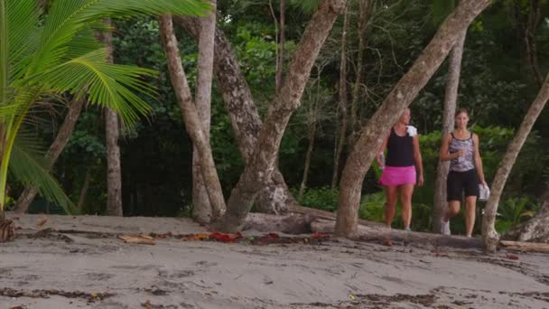 Frauen bereiten sich auf Morgenlauf vor — Stockvideo