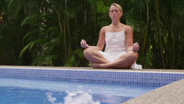 Méditer près de la piscine — Video