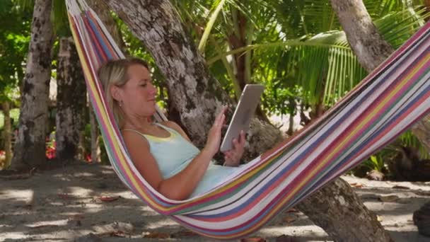 Mujer usando tableta digital — Vídeos de Stock