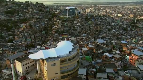 Gondola over favela — Stock Video