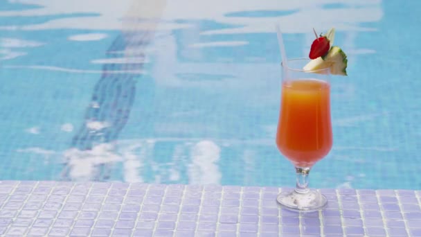 Cocktail por piscina — Vídeo de Stock